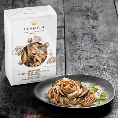 Tagliatelle mit Steinpilzen und Sommertrüffel 2 %, aromatisiert Tagliatelle mit Steinpilzen und Sommertrüffel 2 %, aromatisiert