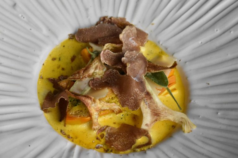 Carciofo allo zafferano e tartufo bianco di Alba, royale di foie gras, salvia e lardo di Colonnata