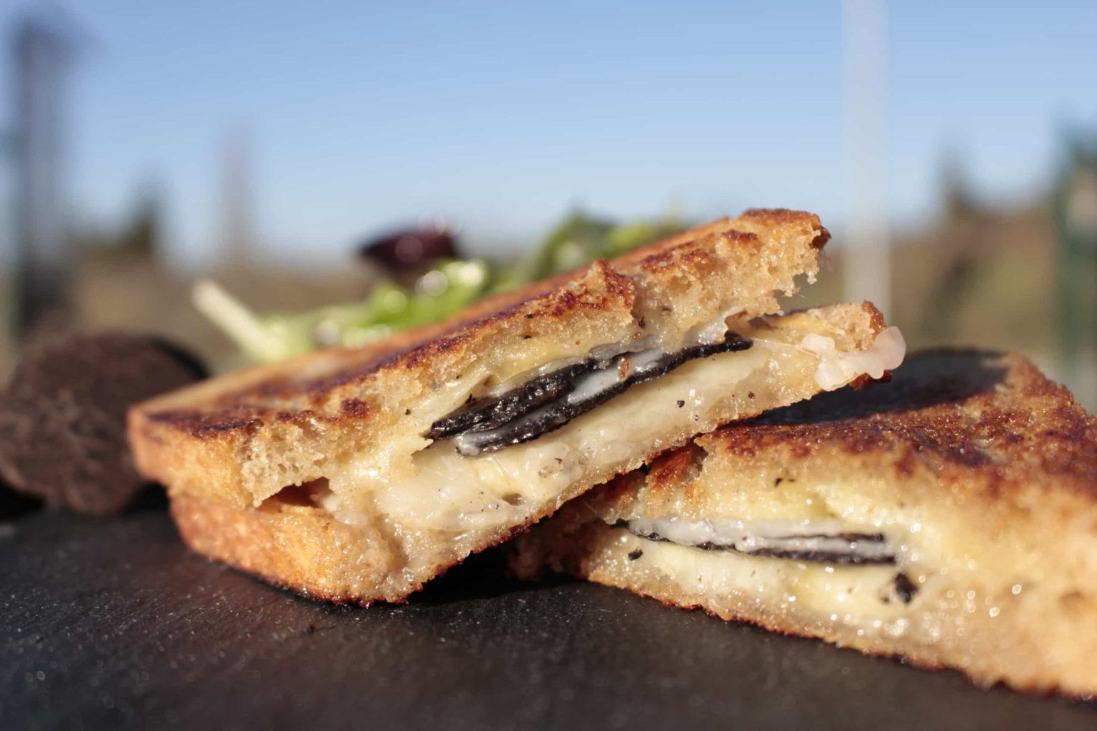 Croque-Monsieur mit Trüffel-Butter, Comté, Speck und Schwarzer Trüffel