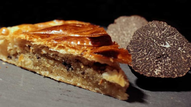 Galette des rois alla crema frangipane e al tartufo nero