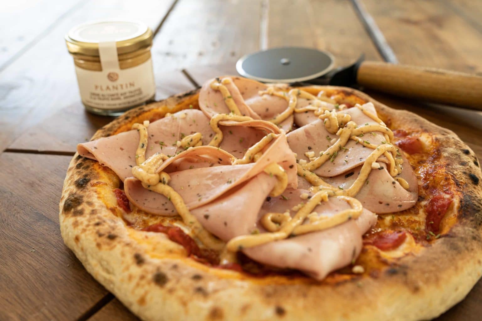 Pizza mit Trüffel-Mortadella und Comté-Creme mit Trüffeln - Magazine ...