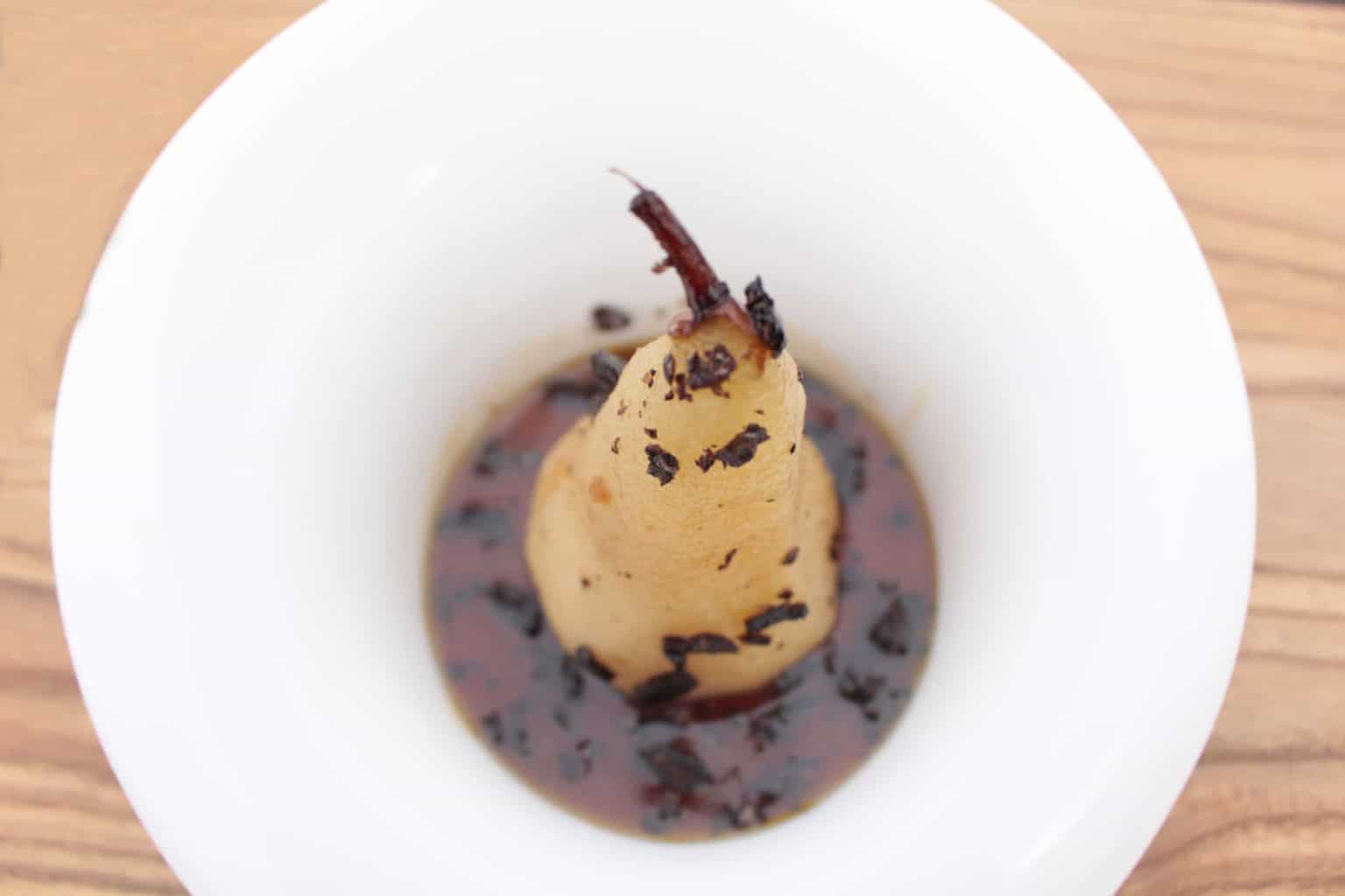 Pere affogate al miele e al tartufo nero