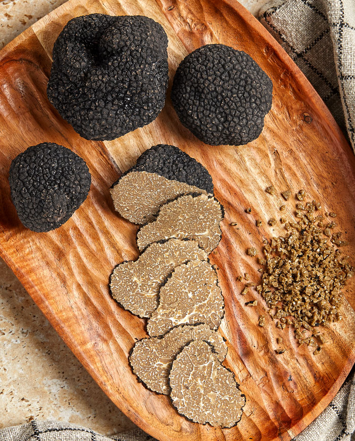 Truffe d’automne Plantin entière sur planche en bois