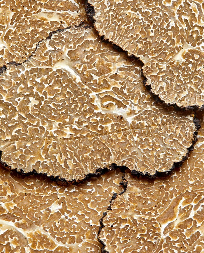 Truffe de Bourgogne coupée en deux révélant sa chair veinée