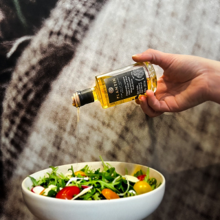 Focus aujourd'hui sur l'un de vos produits préférés : l'huile d'olive à la truffe noire, sublimée par de généreux morceaux de truffes noires à l'intérieur 🫒

Avec le printemps qui s'installe progressivement, les envies de salades de légumes pointent le bout de leur nez. Notre secret pour une salade détonante et délicieuse ? La réponse est sur la photo 😉

Sur une salade, une viande, un poisson, un fromage, un risotto, une purée... Les possibilités sont infinies 😍

Une chose est sûre, comme on sait que vous l'adorez, on a pensé à vous et on vous réserve une surprise prochainement 🤫⏳

-------------
#truffle #truffe #oliveoil #truffleoil #huiledolive #food #foodliver #huiletruffe #summerrecipe #recettesimple #foodforlife