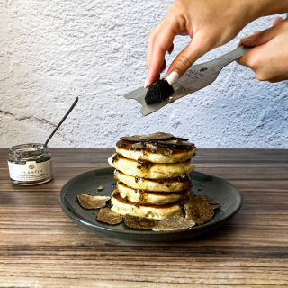 La gourmandise est un joli défaut ! 😉

Avez-vous déjà pensé à comment déguster de la truffe d'été sur un dessert ? 
Les possibilités sont multiples (et surtout délicieuses !) 

Voici une idée tout simple, pour un dessert, au goûter ou pour sublimer un brunch ! 🥞

Les pancakes à la truffe d'été 😍
Réalisez vos pancakes comme vous en avez l'habitude, servez-les généreusement nappés de miel d'acacia à la truffe d'été puis sublimez le tout en les recouvrant de truffe d'été fraîchement finement râpée. 

Attention, recette addictive 🤪

------ 

#truffedete #summertruffle #tuberaestivum #pancakes #pancakesrecipe #pancakerecette #brunch #brunchbox #truffe #truffle #foodporn