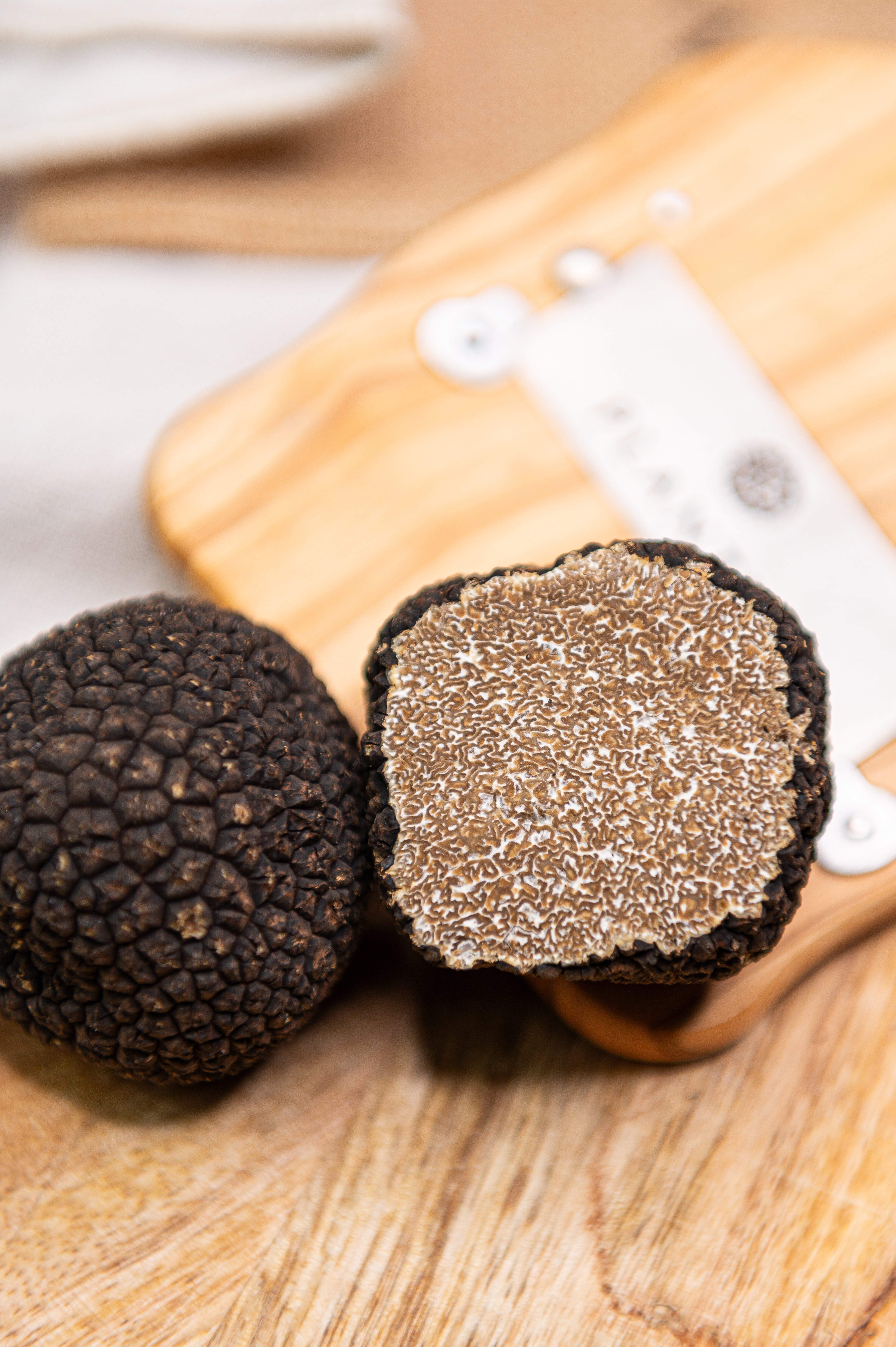 Truffe de Bourgogne coupée montrant son marbrage intérieur