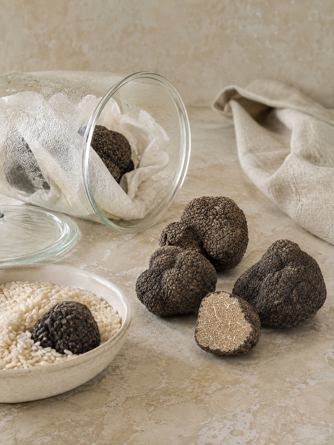 alt="Truffes d’été fraîches entières et coupées illustrant les bonnes méthodes de conservation"