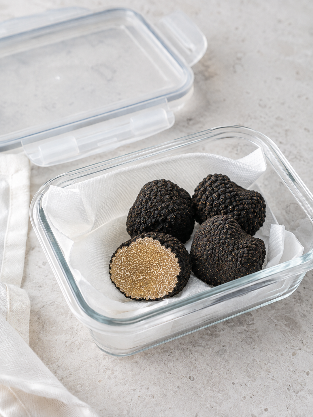 Truffes de Bourgogne conservées dans une boîte hermétique tapissée de papier absorbant