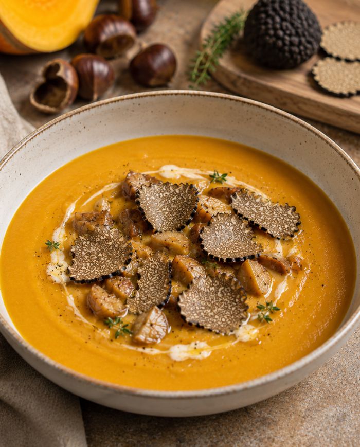 Velouté automnal garni de fines lamelles de truffe de Bourgogne ajoutées au moment du dressage